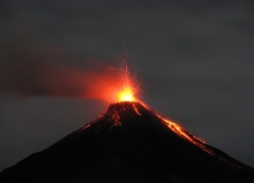 Gunung Karangetang di Makuku menyemburkan api dan lelehan lava 