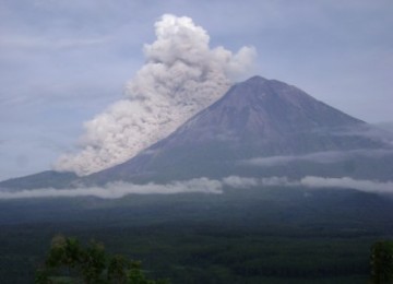 Gunung Semeru semburkan awan panas dari kawah Jonggring Saloko, sejauh 4 kilometer menuju aliran sungai Besuk Bang, Kecamatan Pronojiwo