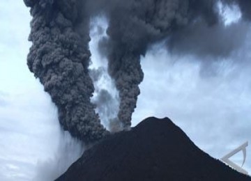 Gunung Sinabung meletus