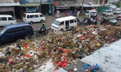 Gunungan sampah di Pasar Ciputat Tangsel