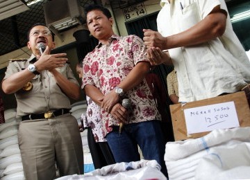 Gurbernur DKI Jakarta Fauzi Bowo (kiri) berbincang dengan penjual, saat inspeksi di Pasar Induk Beras Cipinang, Jakarta Timur, Jumat (16/3). (Republika/Adhi Wicaksono)