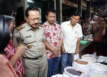 Gurbernur DKI Jakarta Fauzi Bowo (kiri) berbincang dengan penjual, saat inspeksi di Pasar Induk Beras Cipinang, Jakarta Timur, Jumat (16/3). (Republika/Adhi Wicaksono)