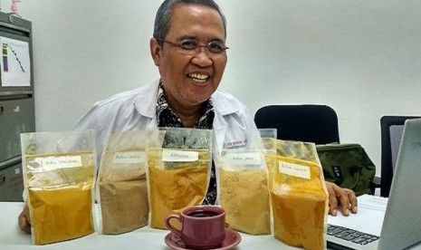 Guru Besar Biologi Molekuler Universitas Airlangga Chaerul Anwar Nidom. Nidom yang juga alumnus Unair ini berhasil menemukan penangkal virus corona dari sari rempah-rempah (curcuma).