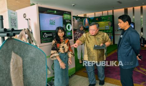 Guru Besar Fakultas Ekonomi dan Bisnis (FEB) Universitas Indonesia Bambang Brodjonegoro (tengah) didampingi Pemimpin Redaksi Republika, Elba Damhuri (kanan) mengamati produk hasil dari daur ulang sampah melalui Reverse Vending Machine (RVM) yang dipajang di stan Republika ESGNow di acara Anugerah Syariah Republika 2023 di Jakarta, Kamis (30/11/2023). Reverse Vending Machine merupakan mesin daur ulang yang mempermudah masyarakat untuk memonetisasi sampah menjadi uang sebagai upaya untuk menjaga keberlanjutan lingkungan dengan melakukan daur ulang sampah.