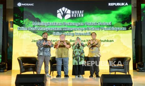 Guru Besar Fakultas Ekonomi dan Bisnis (FEB) Universitas Indonesia, Bambang Brodjonegoro (kedua kiri), Head of Business Development Indonesia Stock Exchange, Ignatius Denny Wicaksono (kedua kanan), Ketua Lembaga Lingkungan Hidup dan Penanggulangan Bencana (LLPHB) Aisyiyah, Rahmawati Husein (kanan) didampingi moderator Aldy Permana (kiri) berfoto bersama usai sesi kedua talkshow Hutan Wakaf di Jakarta, Kamis (30/11/2023). Talkshow tersebut mengangkat tema Meningkatkan Dukungan untuk Solusi Iklim dari Masyarakat Khususnya dalam Pembiayaan Iklim yang Inovatif. Kegiatan tersebut merupakan rangkaian dari acara peluncuran Mosaic sekaligus Anugerah Syariah Republika (ASR) 2023.