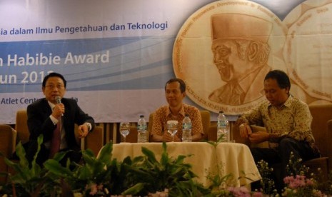 Guru Besar Fakultas Kedokteran Universitas Indonesia Prof Dr dr Teguh Santoso (kiri) bersama Dosen FMIPA Universitas Negeri Malang Prof Effendy M.Pd., Ph.D (kanan) saat diskusi tanya jawab di acara penghargaan Habibie Award periode XIV