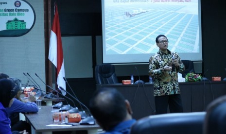 Guru Besar Fakultas Kelautan dan Perikanan IPB, Prof Dr Ir Rokhmin Dahuri MS memberikan kuliah umum di Universitas Halu Oleo, Kendari, Sulawesi Tenggara, Selasa (16/10).