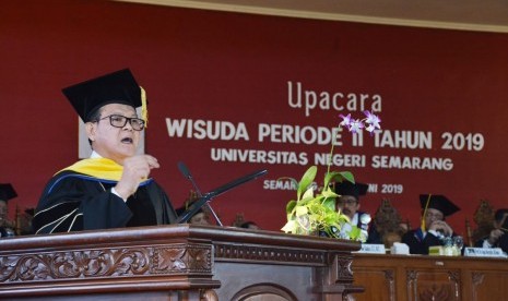 Guru Besar Fakultas Kelautan dan Perikanan IPB, Prof Dr Ir Rokhmin Dahuri MS memberikan pidato inspiratif pada acara wisuda Universitas Negeri Semarang (Unnes), di Semarang, Kamis (27/6).