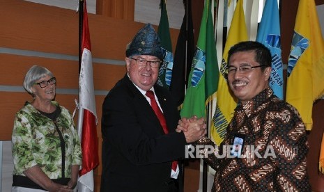  Guru Besar Fakultas Kesehatan dan Kedokteran University of Newcastle, Australia Alan Hayes dan Deborah Hartman bersama Rektor Universitas Islam Negeri (UIN) Raden Fatah Sirozi, Jumat (10/3).