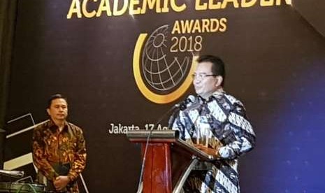 Guru Besar Fakultas Kesehatan Masyarakat Universitas Indonesia (FKM UI), Prof Wiku Adisasmito menerima penghargaan Academic Leader Award 2018 yang diselenggarakan Kemenristek Dikti beberapa waktu lalu.