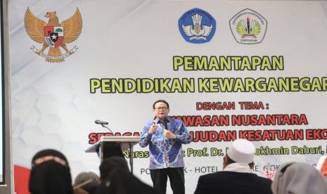 Guru Besar Fakultas Perikanan dan Ilmu Kelautan-IPB University Prof Dr Ir Rokhmin Dahuri MS menjadi narasumber Kuliah Umum Kewarganegaraan untuk Dosen Mata Kuliah Wajib Kurikulum (MKWK) Semester Ganjil TA 2021/2022 yang diadakan oleh universitas Tanjungpura (Untan), Pontianak,  Rabu (6/10).