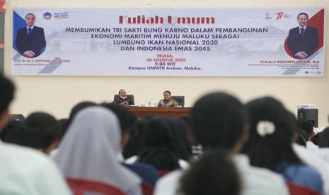 Guru Besar Fakultas Perikanan dan Ilmu Kelautan-IPB University, Prof Dr Ir Rokhmin Dahuri MS saat  mengisi Kuliah Umum di Universitas Pattimura (Unpatti), Ambon, Maluku, Selasa (30/8/2022).  