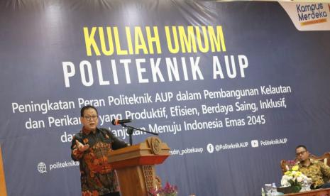 Guru Besar Fakultas Perikanan dan Ilmu Kelautan-IPB University,  Prof Dr Ir  Rokhmin Dahuri MS  mengisi Kuliah Umum yang diadakan oleh Politeknik AUP (Jakarta, Serang dan Bogor) di Auditorium Madidihang Politeknik AUP Jakarta, Selasa (22/2).