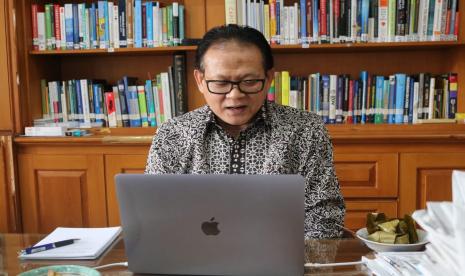 Guru Besar Fakultas Perikanan dan Ilmu Kelautan  IPB University, Prof  Dr Ir Rokhmin Dahuri MS menyampaikan materi pada Webinar  “Setnet Teknologi Penangkapan Ikan Masa Depan di Indonesia”, Sabtu (27/6).