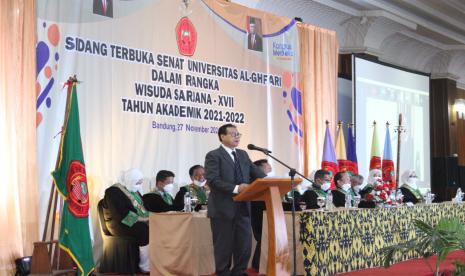  Guru Besar Fakultas Perikanan dan Ilmu Kelautan IPB University,  Prof Dr Ir Rokhmin Dahuri MS menyampaikan orasi ilmiah pada Wisuda Sarjana Universitas Al-Ghifari, Bandung, Jawa Barat, Sabtu (27/11).