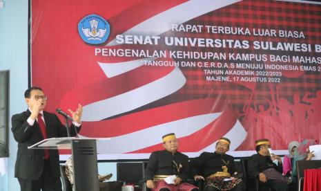 Guru Besar Fakultas Perikanan dan Ilmu KelautanIPB  University;  Prof Dr Ir Rokhmin Dahuri MS memberikan orasi ilmiah pada acara Kuliah Perdana Mahasiswa Universitas Sulawesi Barat Tahun Akademik 2022 di Gedung Aula Universitas Sulawesi Barat  (Unsulbar), Majene, Rabu (17/8/2022).