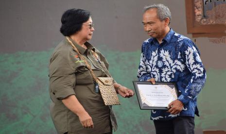 Guru Besar Fakultas Pertanian IPB, Prof. Suryo Wiyono menerima penghargaan Menteri Lingkungan Hidup dan Kehutanan pada acara peringatan puncak Hari Konservasi Alam Nasional di Alun-alun Boyolali pada Kamis (29/8/2024). 