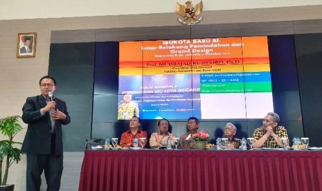  Guru besar FEB UGM Prof Dr Mudrajad Kuncoro sedang melakukan memaparkan dalam FDG bertema 