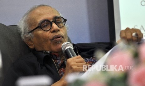 Guru Besar Ilmu Politik Salim Said memberikan paparannya saat rilis Survei Nasional Saiful Mujani Research & Consulting (SMRC) terhadap isu kebangkitan Partai Komunis Indonesia (PKI) di Jalan Cisadane, Jakarta, Jumat (29/9).