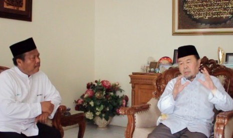 Guru Besar IPB, Prof. Didin Hafidhudin (kanan) bersama wartawan Republika, Damanhuri Zuhri (kiri)