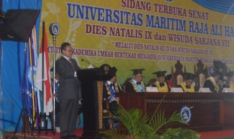 Guru Besar IPB, Prof Dr Rokhmin Dahuri menyampaikan orasi ilmiah pada wisuda UMRAH di Tanjung, Pinang, Sabtu (24/9)