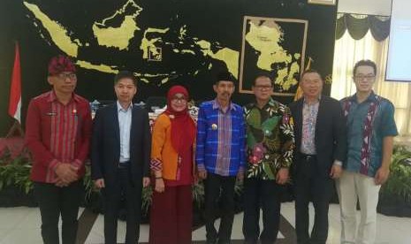 Guru Besar IPB, Prof Rokhmin Dahuri (ketiga dari kanan) seusai memberikan ceramah umum di Kantor Walikota Baubau, Sulawesi Tenggara.