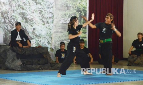 Guru besar pencak silat Maenpo Cikalong Azis Asy'arie menyaksikan permanian teknik murid-muridnya pada acara pewarisan Maenpo Cikalong, di Cianjur, Kamis (19/5). (Republika/Edi Yusuf)