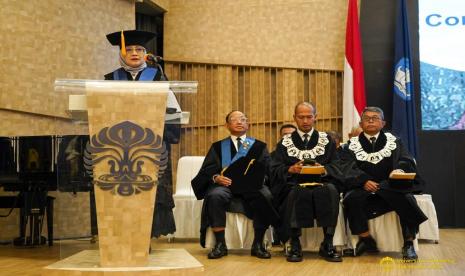 Guru Besar Tetap dalam Bidang Korosi Fakultas Teknik Universitas Indonesia (FTUI), Rini Riastuti dalam pidato pengukuhannya sebagai guru besar tetap di Makara Art Center UI, Depok, Kamis (6/7/2023).