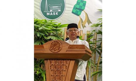 ABIM Malaysia Nilai Prof Azyumardi Azra Guru Bagi Generasi Muda Indonesia dan Malaysia. Foto: Guru Besar UIN Syarif Hidayatullah, Prof Azyumardi Azra menjadi khotib shalat Idul Fitri di Masjid Agung Sunda Kelapa, Senin (2/5). Isi khutbah Prof.  Azyumardi Azra tentang Fitrah Memperkuat Ukhuwwah Untuk Kedamaian 