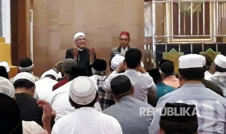 Guru besar Universitas Al Azhar Mesir Syekh Muhammad Nasr Addusuqi Al- Abbani tengah memberikan tausyiah tadi siang di Masjid Hubbul Wathan, NTB (Ilustrasi)