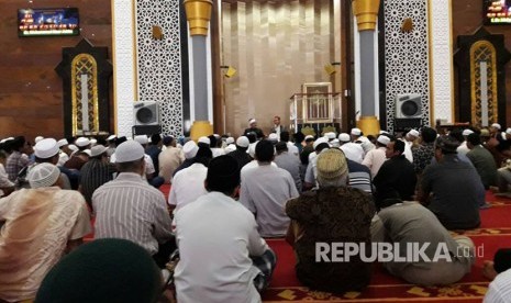 Guru besar Universitas Al Azhar Mesir Syekh Muhammad Nasr Addusuqi Al- Abbani tengah memberikan tausyiah tadi siang di Masjid Hubbul Wathan, NTB , Ahad (11/6).