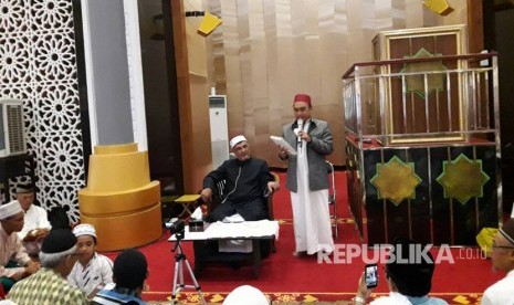 Guru besar Universitas Al Azhar Mesir Syekh Muhammad Nasr Addusuqi Al- Abbani tengah memberikan tausyiah tadi siang di Masjid Hubbul Wathan, NTB , Ahad (11/6).