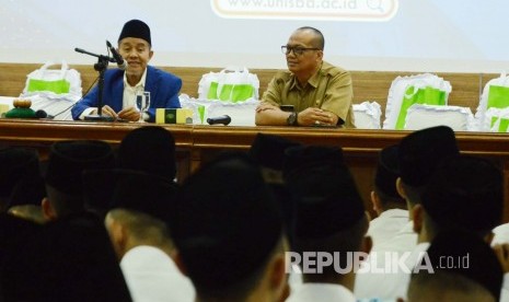 Guru Besar Universitas Islam Bandung (Unisba) Prof KH Maman Abdurrahman (kiri) menyampaikan materi pada acara Ta'aruf Mahsiswa Baru Tahun Akademik 2019/2020, di Aula Unisba, Jalan Tamansari, Kota Bandung, Senin (2/9).