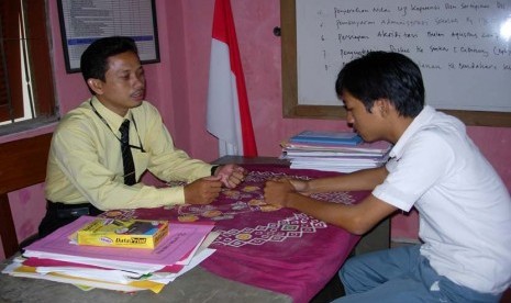 Guru BP Dan siswa SMA  (ilustrasi). Kepolisian Resor Kota Kupang Kota tetap memproses hukum seorang pelajar SMA berinisial RJD (17) tahun yang diduga melakukan penganiayaan terhadap gurunya di lingkungan sekolah.