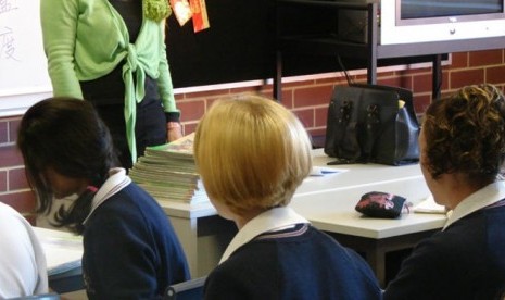 Guru dan murid di kelas sebuah sekolah di Australia.