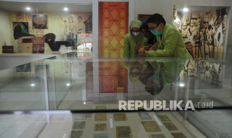 Guru dan murid melihat koleksi benda bersejarah di Museum Balaputra Dewa, Palembang, Sumatra Selatan, Rabu (15/9/2021). Museum di Sumsel diminta melakukan promosi ke sekolah-sekolah.