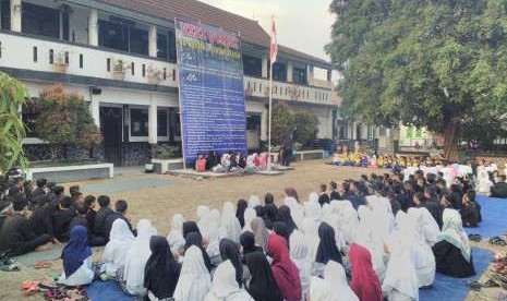 Guru dan pelajar di Kabupaten Purwakarta, menggelar doa bersama, supaya para guru honorer se Indonesia segera diangkat menjadi CPNS, Selasa (18/9).