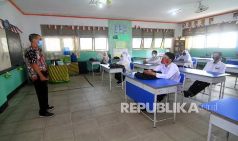 Guru dan siswa melakukan simulasi kegiatan belajar tatap muka (ilustrasi). Dinas Pendidikan dan Kebudayaan (Disdikbud) Kota Metro, Lampung wacanakan untuk memulai proses kegiatan belajar mengajar (KBM) tatap muka untuk tingkat SMP.