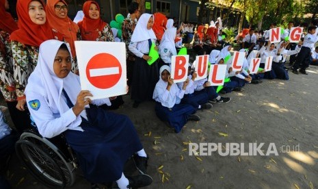 Guru dan siswa mengikuti kampanye anti kekerasan anak dalam Deklarasi Anti Bullying.