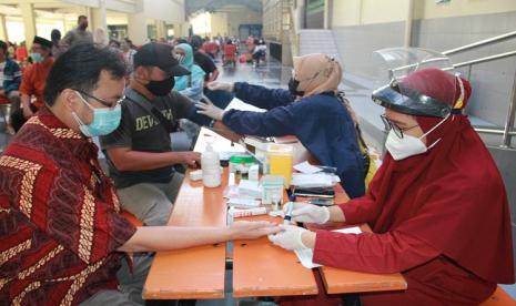 Guru dan tenaga pendidik di wilayah Jakarta Barat mengikuti program Vaksinasi Covid-19 di Sentra Vaksin Universitas Mercu Buana (UMB) Jakarta.