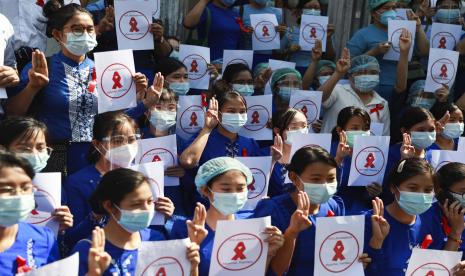  Guru dari Universitas Pendidikan Yangon memegang papan nama di Yangon, Myanmar Jumat, 5 Februari 2021. Seorang anggota senior partai yang berkuasa di Myanmar telah menjadi politisi terkemuka terbaru yang ditangkap ketika pemerintah militer baru negara itu terus menghadapi perlawanan terhadap perebutan kekuasaannya. Rambu-rambu bertuliskan Pembangkangan Sipil Guru Myanmar