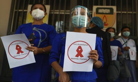 Guru dari Universitas Pendidikan Yangon memegang tanda bertuliskan Guru Myanmar Pembangkangan Sipil Jumat, 5 Februari 2021 di Yangon, Myanmar. Seorang anggota senior partai berkuasa Myanmar yang digulingkan telah menjadi politisi terkemuka terbaru yang ditangkap ketika pemerintah militer baru negara itu terus menghadapi perlawanan terhadap perebutan kekuasaannya.