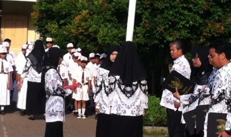 Guru-Guru di SD Cilandak 19 Pagi bertugas menggantikan murid menjadi petugas upacara, Senin (25/11)