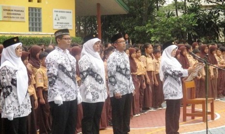 Guru-guru jadi petugas upacara di peringatan Hari Guru Nasional