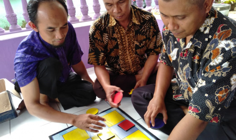 Guru-guru MTSN 2 Brebes berkunjung ke Kampung Matematika Laladon.