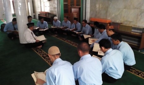 Guru-guru Sekolah Bosowa Bina Insani berlatih menghapal Alquran.