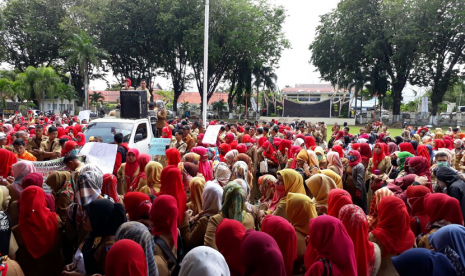 Guru honorer Geruduk Kantor Gubernur Sumbar