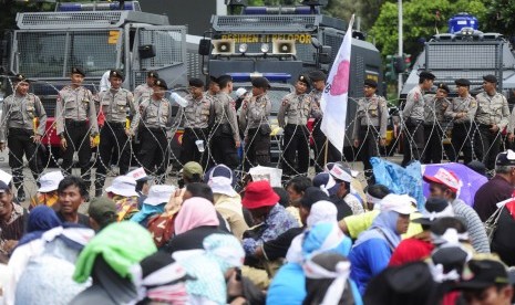 Guru honorer yang tergabung dalam Forum Honorer K2 Indonesia (FHK2I) mengikuti aksi di Depan Istana Merdeka, Jakarta, Jumat (12/2).