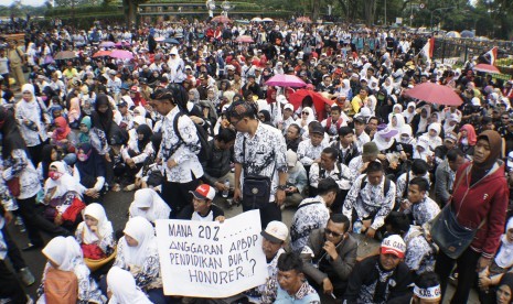 Guru honorer yang tergabung dalam Forum Honorer Komunikasi Kategori 2 Indonesia (FHK2I) berunjuk rasa di depan Gedung Sate, Bandung, Jawa Barat, Senin (31/10). 