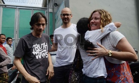 guru Jakarta International School (JIS) Ferdinand Tjong beserta istri dan anaknya saat keluar dari Rumah Tahanan (Rutan) Cipinang, Jakarta, Jumat (14/8). K